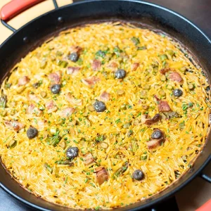 Fideuà valenciana artesana con mariscos frescos del Mediterráneo en Fum de Llum, arrocería referente en Valencia especializada en arroces y fideuà.